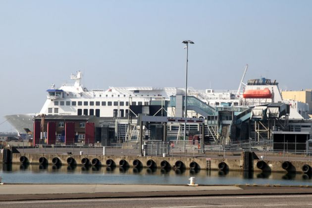 Hammershus - Kombi-Fähre der Bornholmslinjen - 18 Knoten, 34 kmh Hammershus - Kombi-Fähre der Bornholmslinjen - 18 Knoten, 34 kmh