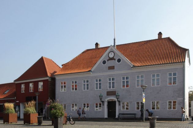 Das historische Gerichtsgebäude am Store Torv, dem grossen Markt - Rønne, Bornholm Das historische Gerichtsgebäude am Store Torv, dem grossen Markt - Rønne, Bornholm