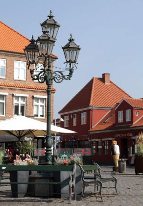 Geschäftshäuser am Store Torv, dem grossen Markt - Rønne, Bornholm Geschäftshäuser am Store Torv, dem grossen Markt - Rønne, Bornholm