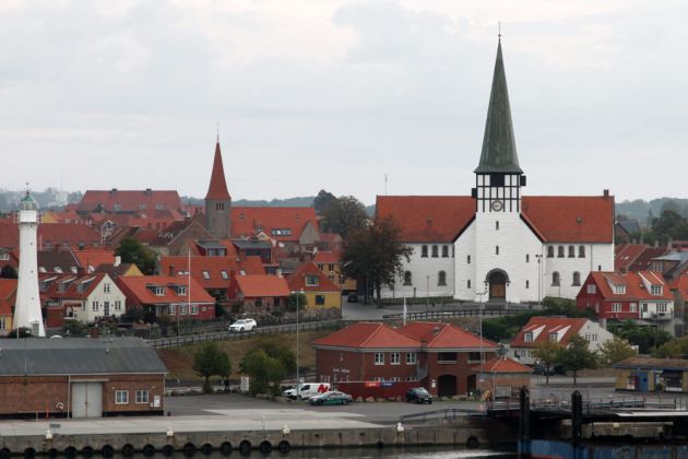 Der Leuchtturm Rønne Bagfyr des Baujahres 1880 mit der Nikolai Kirche Der Leuchtturm Rønne Bagfyr des Baujahres 1880 mit der Nikolai Kirche