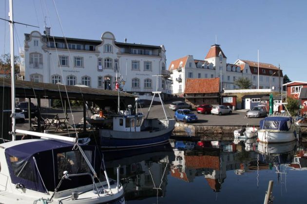 Der Hafen von Sandvig mit dem Starndhotellet und dem Hotel Sandvig Havn - Ferieninsel Bornholm Der Hafen von Sandvig mit dem Starndhotellet und dem Hotel Sandvig Havn - Ferieninsel Bornholm