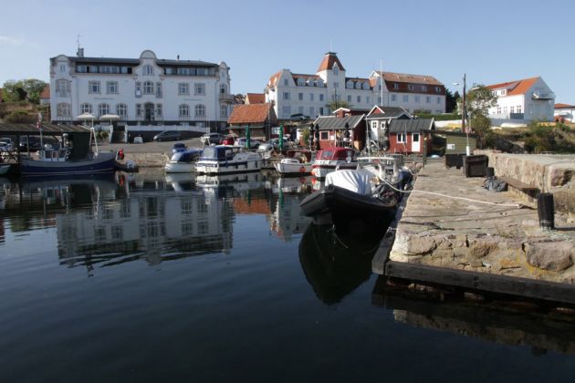 Der Hafen von Sandvig mit dem Starndhotellet und dem Hotel Sandvig Havn Der Hafen von Sandvig mit dem Starndhotellet und dem Hotel Sandvig Havn