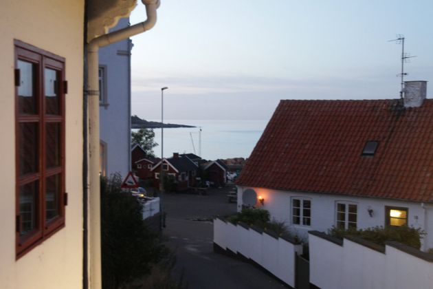 Blue Hour auf Bornholm - Blick aus dem Fenster unseres Ferienhauses auf den Hafen von Sandvig Blue Hour auf Bornholm - Blick aus dem Fenster unseres Ferienhauses auf den Hafen von Sandvig