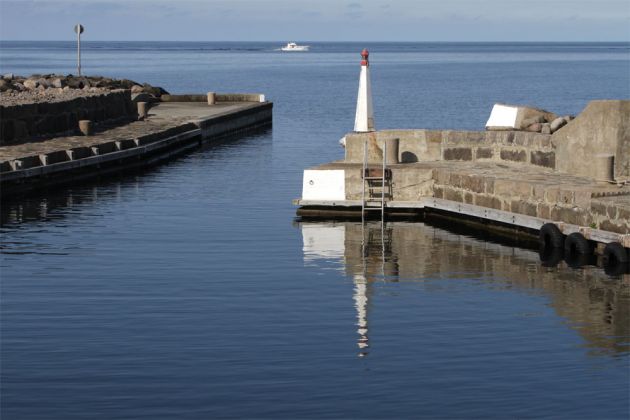 Das kleine Leuchtfeuer an der Hafeneinfahrt von Vang - Bornholm, Dänemark Das kleine Leuchtfeuer an der Hafeneinfahrt von Vang - Bornholm, Dänemark
