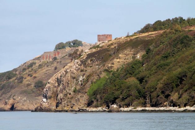 Blick auf die felsige Ostseeküste und auf die Burgruine Hammershus vom Fischerdorf Vang - Bornholm, Dänemark Blick auf die felsige Ostseeküste und auf die Burgruine Hammershus vom Fischerdorf Vang - Bornholm, Dänemark