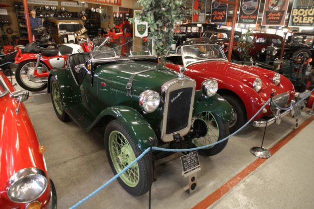 Historisk Bil & Motor Museum - ein Blick in die grosse Halle von Bornholms Automobilmuseum Historisk Bil & Motor Museum - ein Blick in die grosse Halle von Bornholms Automobilmuseum