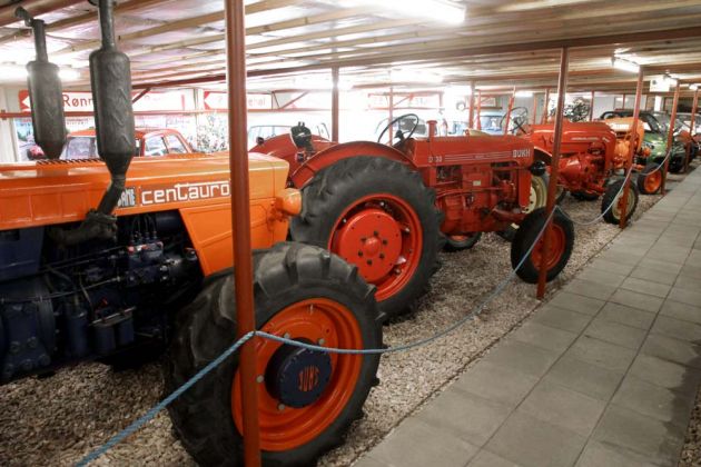 Bornholms Automobilmuseum - auch einige historische Traktoren stehen in der grossen Halle