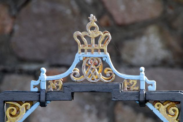 Schmiedeeisernes Wappen in der Mitte der Brücke zwischen Christiansø und Frederiksø Schmiedeeisernes Wappen in der Mitte der Brücke zwischen Christiansø und Frederiksø
