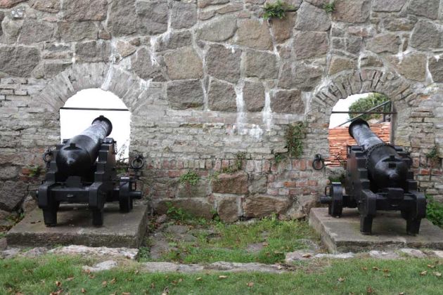 Christiansø - historische Kanonen vor der Festungsmau