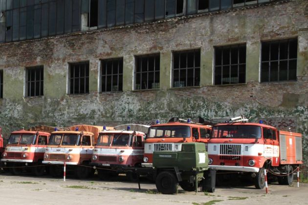 Technik-Museum Pütnitz - Feuerwehr-Fahrzeuge W 50 und Robur vor der Halle Zwei Technik-Museum Pütnitz - Feuerwehr-Fahrzeuge W 50 und Robur vor der Halle Zwei