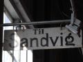 Fahrtziel-Anzeige für den Ort Sandvig im Norden Bornholms