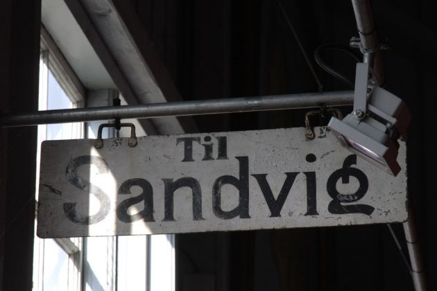 Fahrtziel-Anzeige für den Ort Sandvig im Norden Bornholms