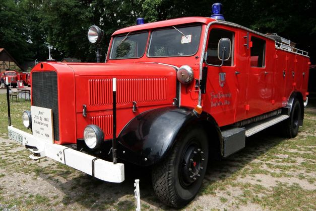 Emil – Mercedes-Benz LF 25, Baujahr 1942 der Freiwilligen Feuerwehr Neustadt am Rübenberge. Emil – Mercedes-Benz LF 25, Baujahr 1942 der Freiwilligen Feuerwehr Neustadt am Rübenberge.