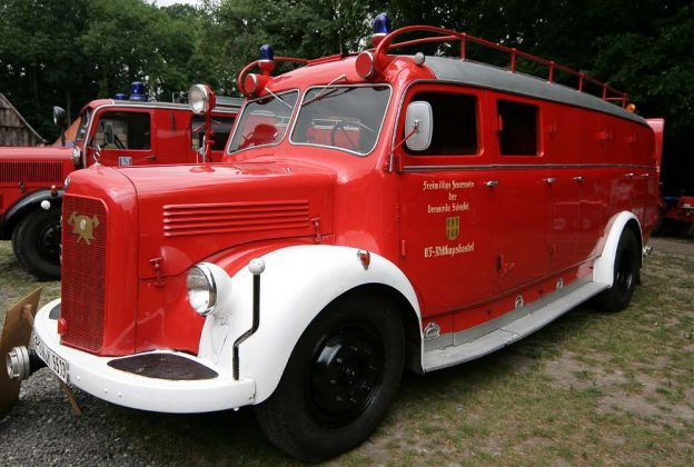 TLF 15 der Freiwilligen Feuerwehr Wittkopsbostel in der Gemeinde Scheeßel, Baujahr 1952 TLF 15 der Freiwilligen Feuerwehr Wittkopsbostel in der Gemeinde Scheeßel, Baujahr 1952