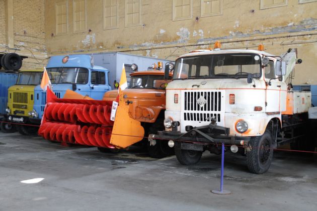 Lastkraftwagen IFA W 50 L und LKW sowjetischer Bauart mit Schneepflug