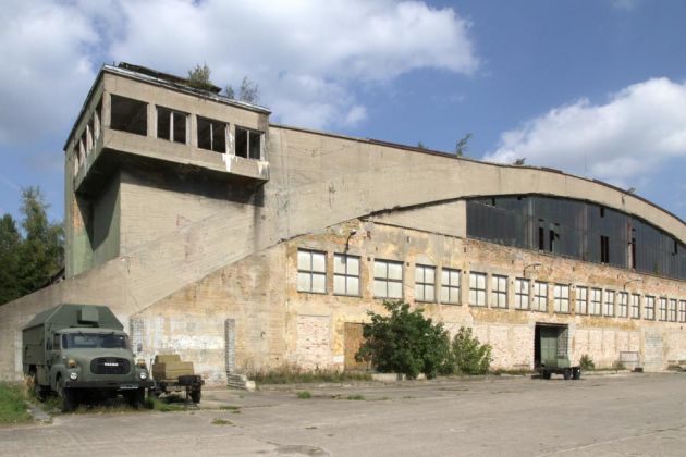 Halle 3 des Technikmuseums Pütnitz, Aussenansicht - ein ehemaliger Flugzeug-Hangar