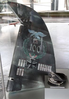 Heckleitwerk Messerschmitt Bf 109, mit Abschussliste und Offiziers-Mütze der Luftwaffe - Muzeum Lotnictwa Polskiego, Nationales Polnisches Luftfahrtmuseum, Krakau