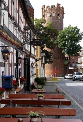Tangermünde in der Altmark - die Lange Strasse mit dem Neustädter Tor, das auch Stendaler Tor genannt wird Tangermünde in der Altmark - die Lange Strasse mit dem Neustädter Tor, das auch Stendaler Tor genannt wird