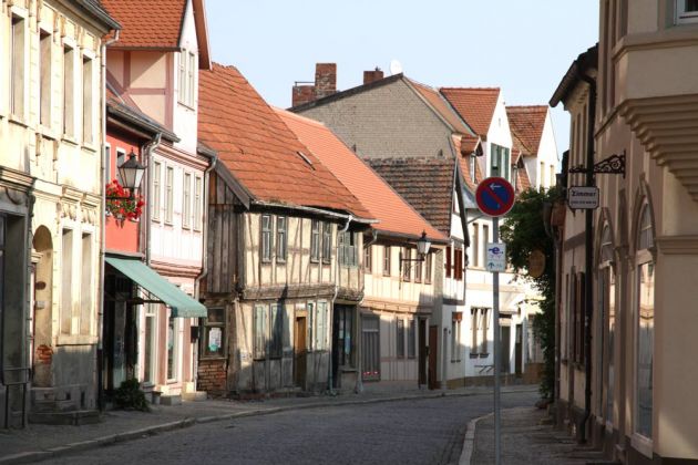 Tangermünde in der Altmark - die Lange Strasse ist die Hauptstrasse der Altstadt Tangermünde in der Altmark - die Lange Strasse ist die Hauptstrasse der Altstadt