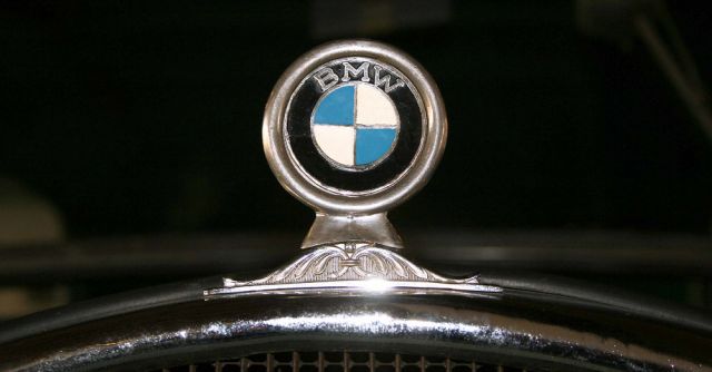 Das weissblaue BMW-Flügellogo auf dem Kühler eines der frühen BMW-Automobile