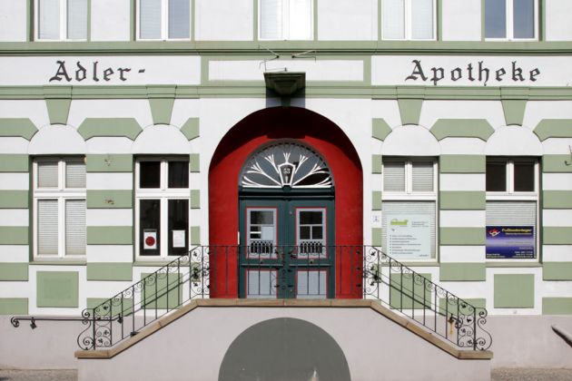 Tangermünde in der Altmark - die Fassade der Adler-Apotheke in der historischen Altstadt Tangermünde in der Altmark - die Fassade der Adler-Apotheke in der historischen Altstadt