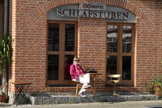 Tangermünde in der Altmark - gemütlich Kaffeetrinken vor einem Café an der Roßpforte Tangermünde in der Altmark - gemütlich Kaffeetrinken vor einem Café an der Roßpforte