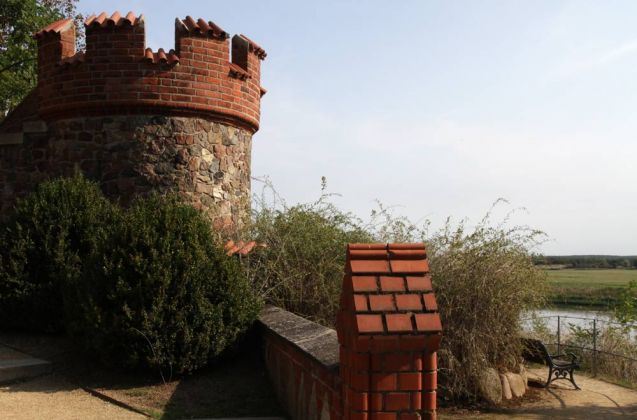 Tangermünde in der Altmark - ein kleiner Aussichtsturm der Tangermünder Burganlage oberhalb der Elbe Tangermünde in der Altmark - ein kleiner Aussichtsturm der Tangermünder Burganlage oberhalb der Elbe