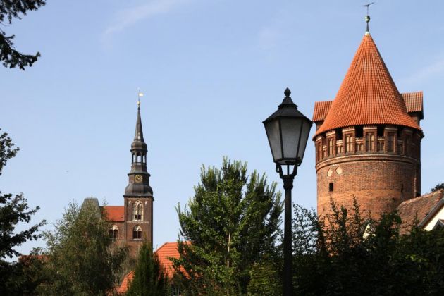 Tangermünde in der Altmark - der Turm der St. Stephan Kirche und der um 1480 erbaute Gefängnisturm der Burg Tangermünde Tangermünde in der Altmark - der Turm der St. Stephan Kirche und der um 1480 erbaute Gefängnisturm der Burg Tangermünde