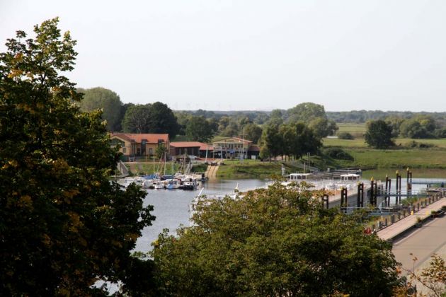 Tangermünde in der Altmark - der Blick von der Burg Tangermünde auf den Hafen mit den Bootsanlegern am Tanger Tangermünde in der Altmark - der Blick von der Burg Tangermünde auf den Hafen mit den Bootsanlegern am Tanger