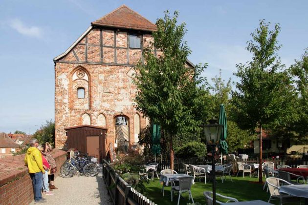 Tangermünde an der Elbe - die Alte Kanzlei der Burg Tangermünde und der Garten des Schlosshotels Tangermünde an der Elbe - die Alte Kanzlei der Burg Tangermünde und der Garten des Schlosshotels