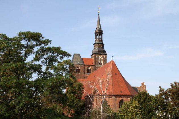 Tangermünde in der Altmark - die St. Stephan Kirche mit ihrem 87,5 Meter hohen Turm Tangermünde in der Altmark - die St. Stephan Kirche mit ihrem 87,5 Meter hohen Turm