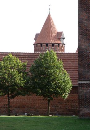 Tangermünde in der Altmark - der Blick von der St. Stephanskirche auf den Gefängnisturm der Burg Tangermünde in der Altmark - der Blick von der St. Stephanskirche auf den Gefängnisturm der Burg
