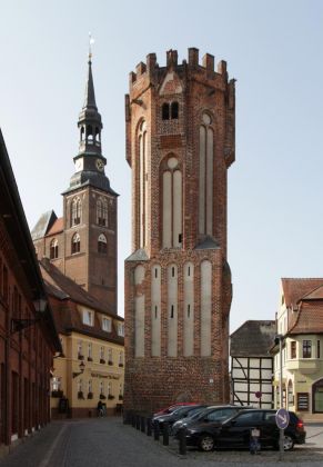 Tangermünde in der Altmark - der Turm der St. Stephanskirche und der Eulenturm am Hünerdorfer Tor Tangermünde in der Altmark - der Turm der St. Stephanskirche und der Eulenturm am Hünerdorfer Tor