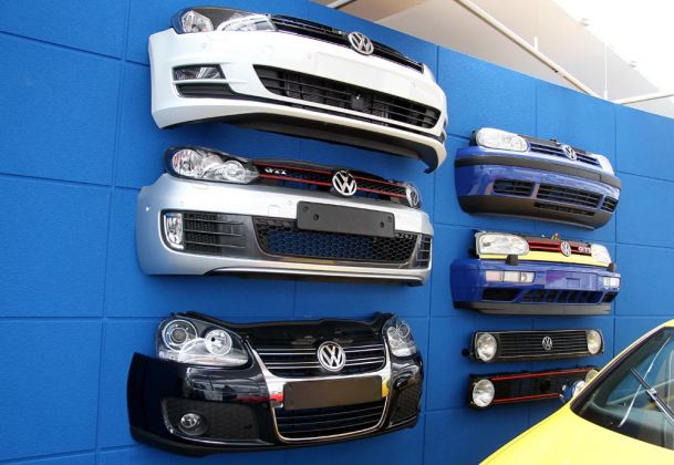 Eine VW-Golf-Kühlergrill-Parade, vom Golf I rechts unten bis zum Golf VI links oben - AutoMuseum Volkswagen