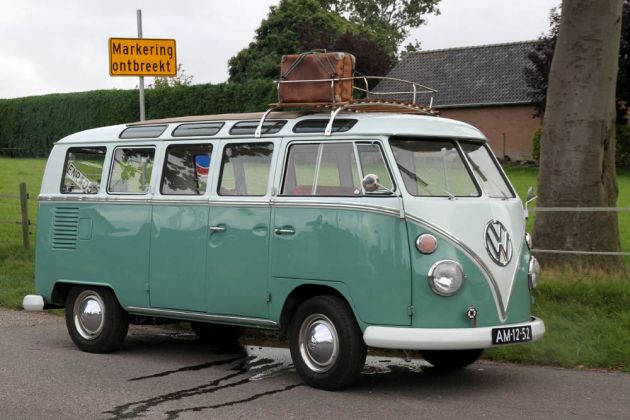 Ein Volkswagen-Sambabus Oldtimer mit Golde-Faltschiebedach und Dachgepäcktäger vorn - Beekbergen bei Apeldoorn, Niederlande