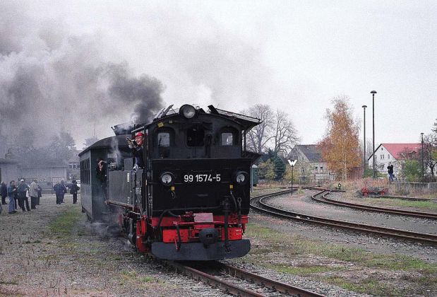 Die Döllnitzbahn, der 'Wilde Robert' - die Schmalspur-Dampflok 99 1574-5  mit dem Dampfzug im Bahnhof Oschatz