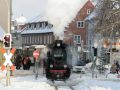 Die Mecklenburgische Bäderbahn Molli im Winter - der Dampfzug mit der Lok 99 2331-9 auf dem Alexandrinenplatz in Bad Doberan