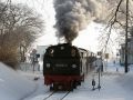 Die Mecklenburgische Bäderbahn Molli im Winter - der Zug mit der Dampflok 99 2331-9 verlässt den Bahnhof von Bad Doberan