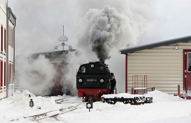 Die Mecklenburgische Bäderbahn Molli im Winter - Rangierfahrt der Dampflok 99 2331-9 in der Bahnwerkstatt Bad Doberan