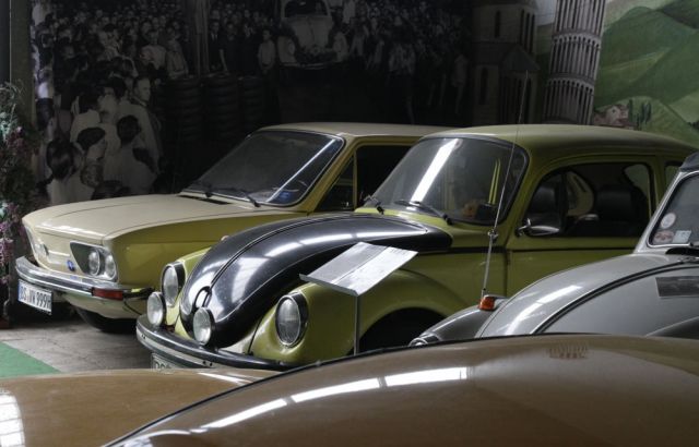 Verschiedene Volkswagen-Oldtimer in der grossen Halle des Automuseums Braunschweig Verschiedene Volkswagen-Oldtimer in der grossen Halle des Automuseums Braunschweig