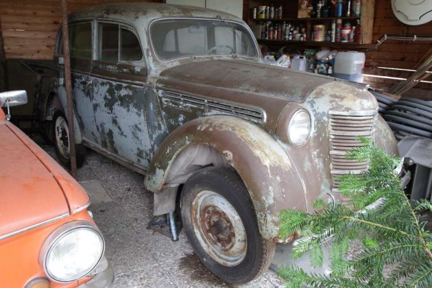 Ein feinst patinierter Moskwitsch 400, der von 1946 bis 1956 in der Sowjetunion auf Basis des Opel Kadett der Vorkriegszeit hergestellt wurde. Ein feinst patinierter Moskwitsch 400, der von 1946 bis 1956 in der Sowjetunion auf Basis des Opel Kadett der Vorkriegszeit hergestellt wurde.