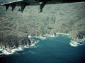 Über der Felsenküste des Pazifik bei Puerto Angel, kurz vor der Landung - ein Flug in der Twin Otter von Oaxaca nach Puerto Angel im Süden Mexicos