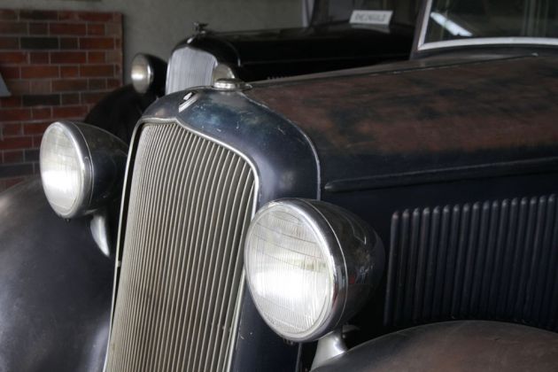 Plymouth Six, Baujahr 1934 - ein Front-Detail, vor einem nahezu baugleichen Hanko 'Rheingold'