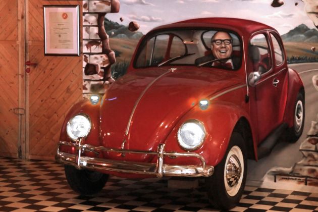 Eine Attraktion mehr in Grundmanns Oldtimer-Café... ein Gemälde mit Heinz Herhardt im VW-Käfer und perspektivisch passend ein echter halber Käfer davor Eine Attraktion mehr in Grundmanns Oldtimer-Café... ein Gemälde mit Heinz Herhardt im VW-Käfer und perspektivisch passend ein echter halber Käfer davor