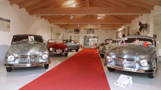 Der Blick in die Halle des Automobil-Museums ‚Karosserie Rometsch‘ in Hessisch Oldendorf