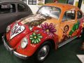 Ein Volkswagen Käfer - von einem Künstler anlässlich des 50jährigen Jubiläums des Woodstock-Festivals optisch aufgehübscht