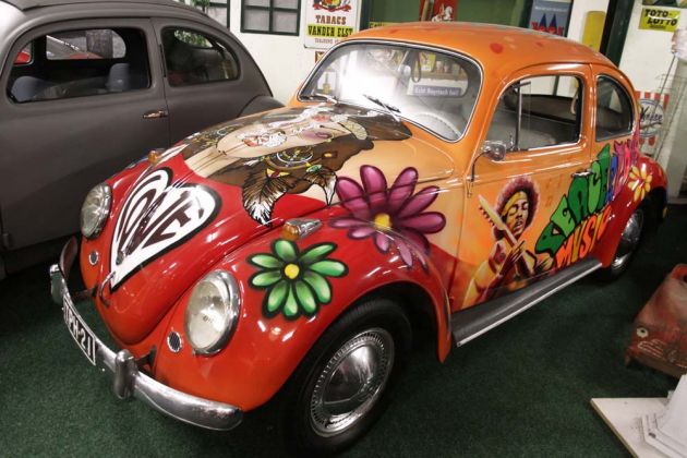 Ein Volkswagen Käfer - von einem Künstler anlässlich des 50jährigen Jubiläums des Woodstock-Festivals optisch aufgehübscht