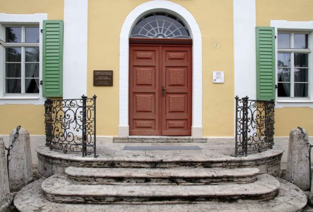 Bad Langensalza - hintere Eingangstür des Friederikenschlösschens Bad Langensalza - hintere Eingangstür des Friederikenschlösschens