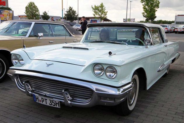 Die zweite Generation des Ford Thunderbird, genannt ‚Square Bird‘, ein Thunderbird Tudor des Modelljahres 1958 Die zweite Generation des Ford Thunderbird, genannt ‚Square Bird‘, ein Thunderbird Tudor des Modelljahres 1958
