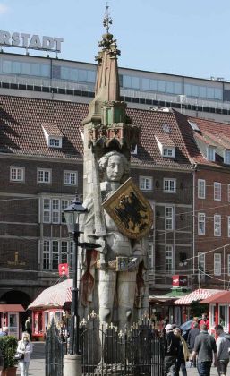 Roland der Riese am Rathaus zu Bremen - die ca. fünfeinhalb Meter hohe Sandstein-Statue wurde bereits im Jahre 1404 errichet